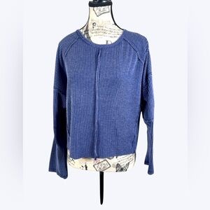 Discreet New York City Casual Comfort Cropped Blue Ribbed Eaw edged Top Size M